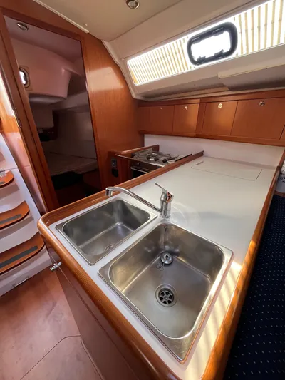 Rosebud Yacht Photos Pics Interior of 2008 Beneteau Oceanis 37 yacht, featuring a modern kitchen galley.