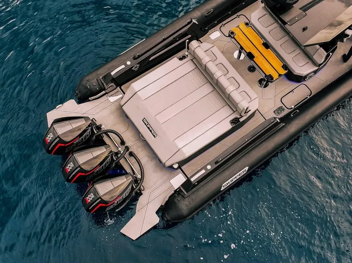 Skipper 42 Triple 500r Yacht Photos Pics Skipper-BSK 42 boat, 2026 model, with triple outboard engines on blue water.