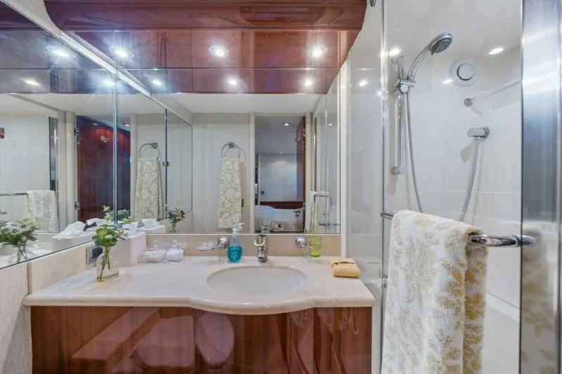  Yacht Photos Pics 2004 Lazzara Yachts 80 - Image 36