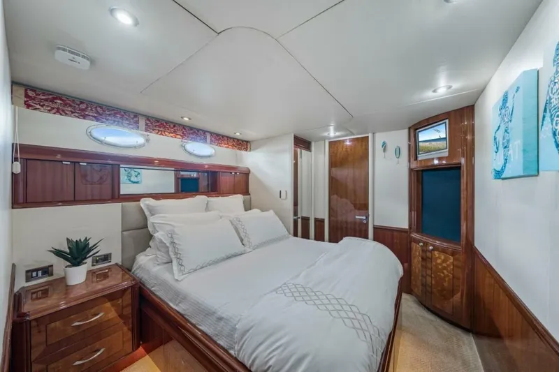  Yacht Photos Pics 2004 Lazzara Yachts 80 - Image 33