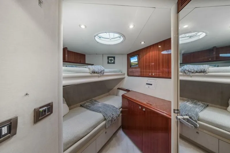  Yacht Photos Pics 2004 Lazzara Yachts 80 - Image 46