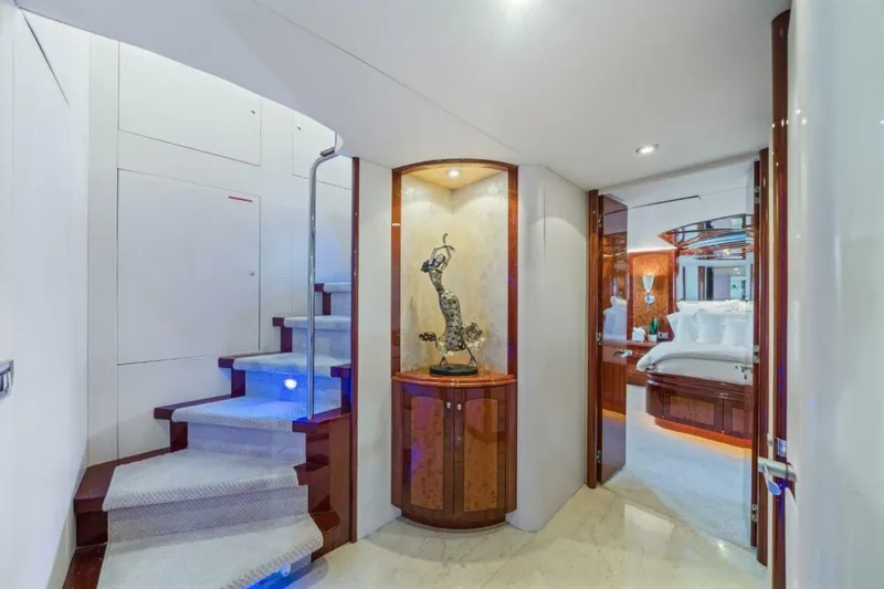  Yacht Photos Pics 2004 Lazzara Yachts 80 - Image 22