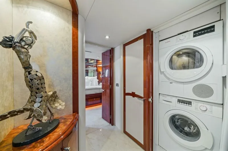  Yacht Photos Pics 2004 Lazzara Yachts 80 - Image 23