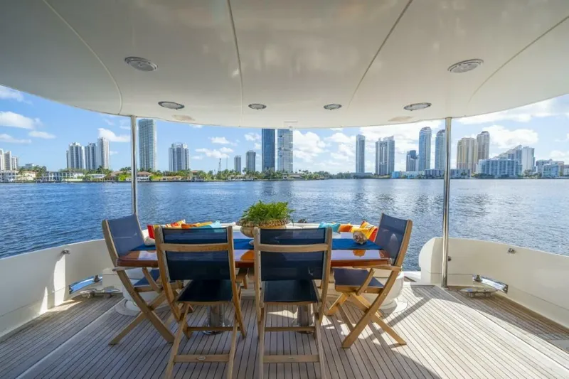  Yacht Photos Pics 2004 Lazzara Yachts 80 - Image 13