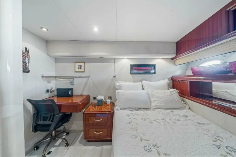  Yacht Photos Pics 2004 Lazzara Yachts 80 - Image 44