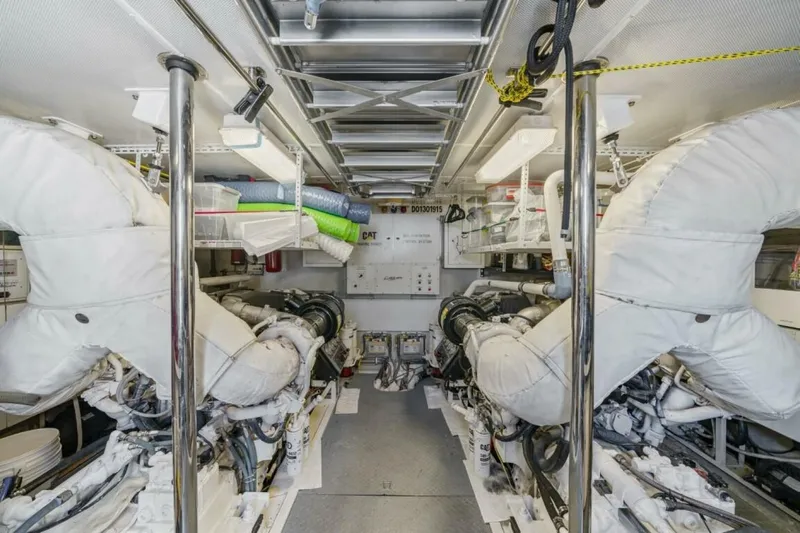  Yacht Photos Pics 2004 Lazzara Yachts 80 - Image 62