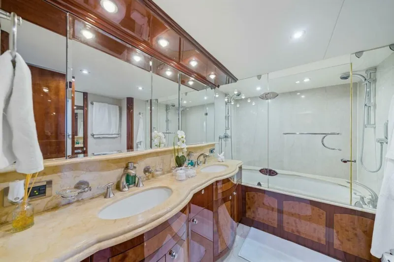  Yacht Photos Pics 2004 Lazzara Yachts 80 - Image 32