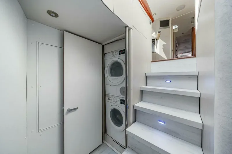  Yacht Photos Pics 2004 Lazzara Yachts 80 - Image 43