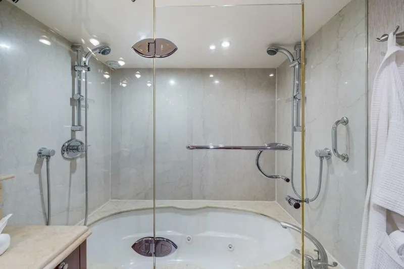  Yacht Photos Pics 2004 Lazzara Yachts 80 - Image 30