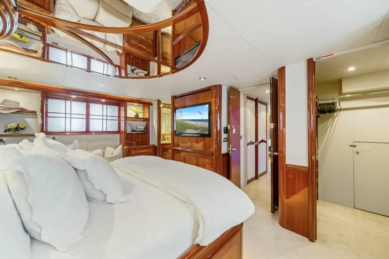  Yacht Photos Pics 2004 Lazzara Yachts 80 - Image 26