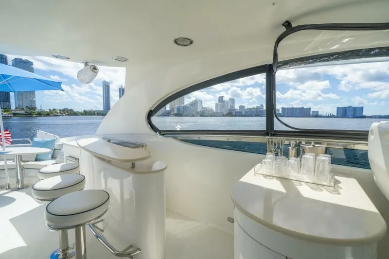  Yacht Photos Pics 2004 Lazzara Yachts 80 - Image 49