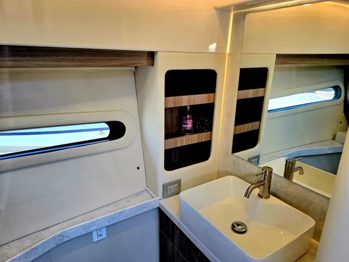  Yacht Photos Pics 2021 REGAL 38 XO - Image 19