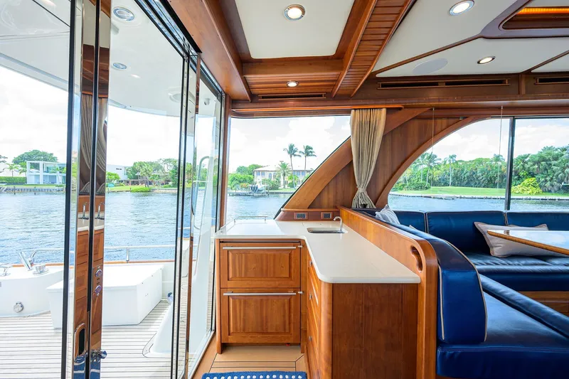 Sandcrab Yacht Photos Pics Sabre 66 SANDCRAB - Vessel Entrance & Salon