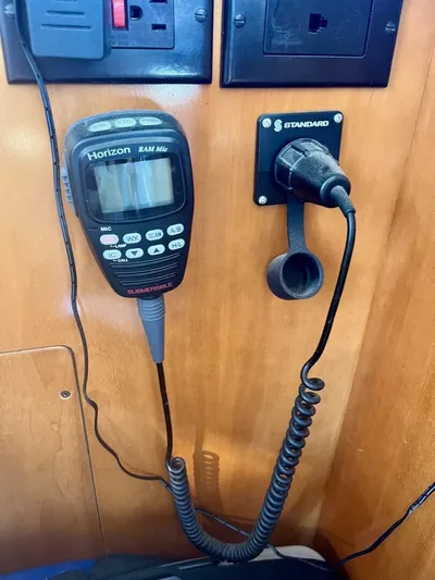  Yacht Photos Pics Horizon RAM Mic and Standard connector on Carver 404, 2001 model, wooden panel background.