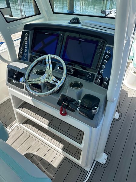 2021 Robalo R272 Center Console