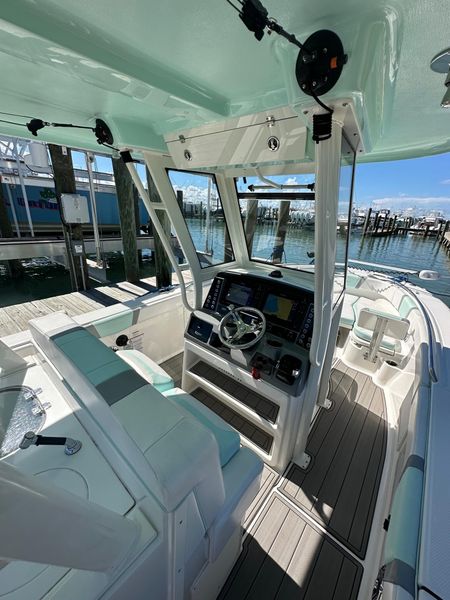 2021 Robalo R272 Center Console