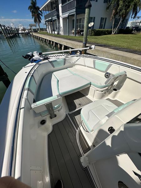 2021 Robalo R272 Center Console