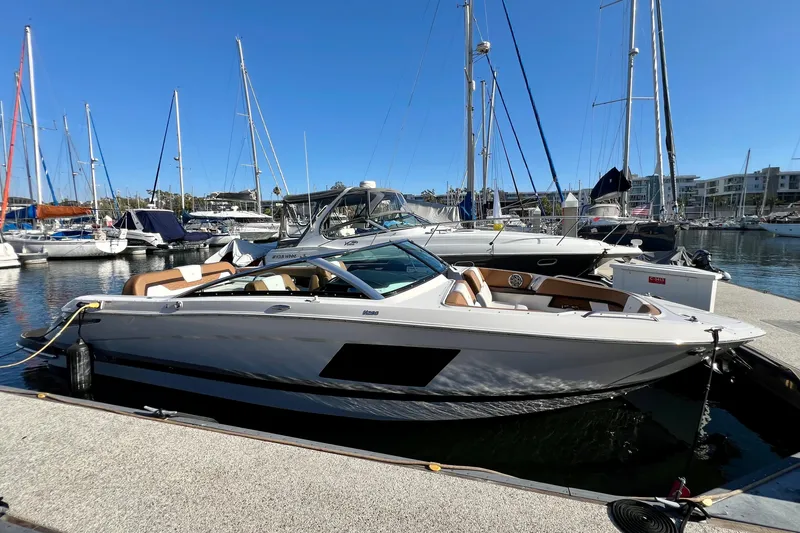  Yacht Photos Pics 2019 Four Winns Horizon H290 boat docked in a marina under clear blue skies.