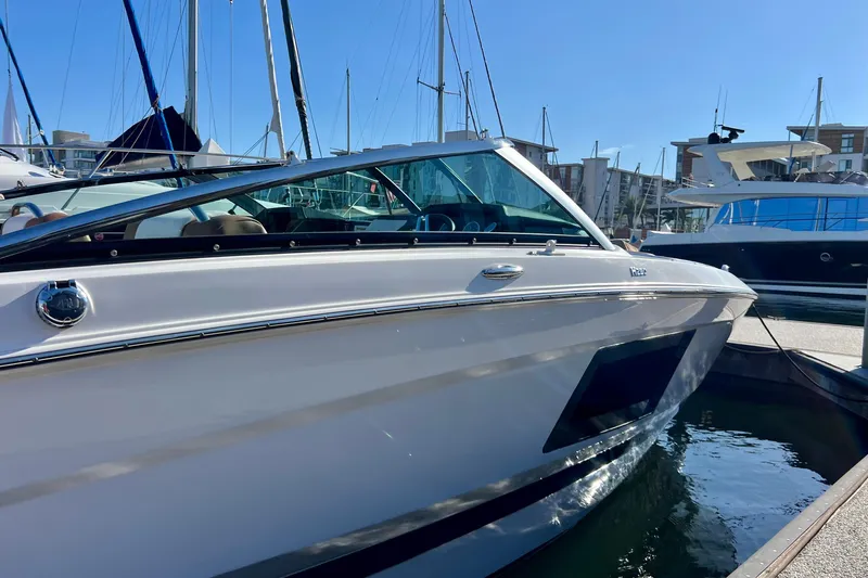  Yacht Photos Pics 2019 Four Winns Horizon H290 boat docked in a marina under clear blue skies.
