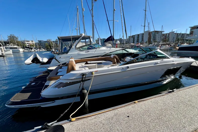  Yacht Photos Pics 2019 Four Winns Horizon H290 boat docked in a marina under clear blue skies.