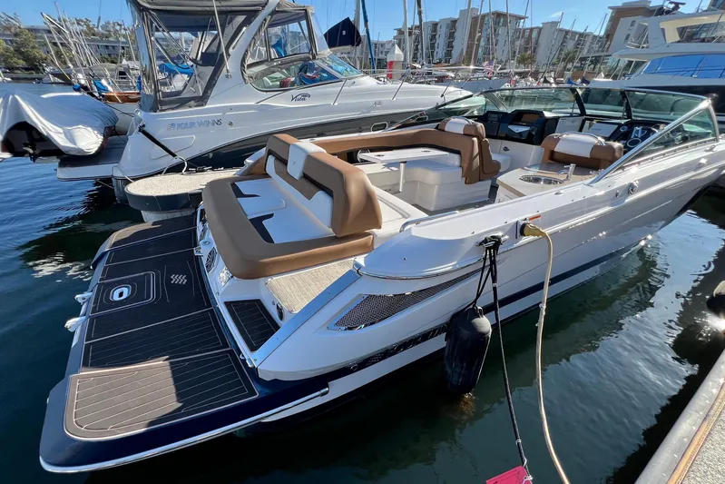  Yacht Photos Pics 2019 Four Winns Horizon H290 boat docked in a marina, featuring sleek design and spacious seating.