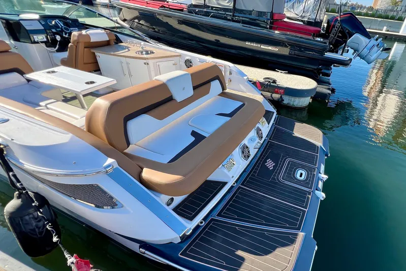  Yacht Photos Pics 2019 Four Winns Horizon H290 boat with luxurious seating and sleek design at a marina.