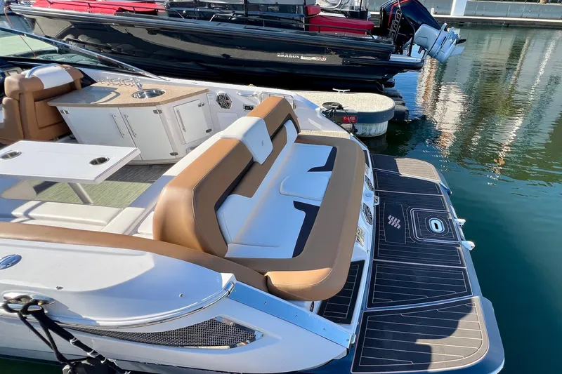 Yacht Photos Pics 2019 Four Winns Horizon H290 boat with seating and swim platform, docked in marina.