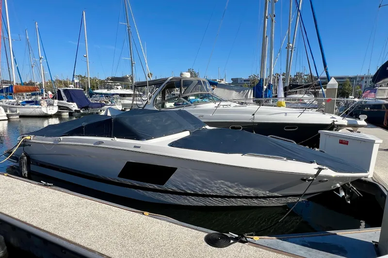  Yacht Photos Pics 2019 Four Winns Horizon H290 boat docked in a marina under clear blue skies.