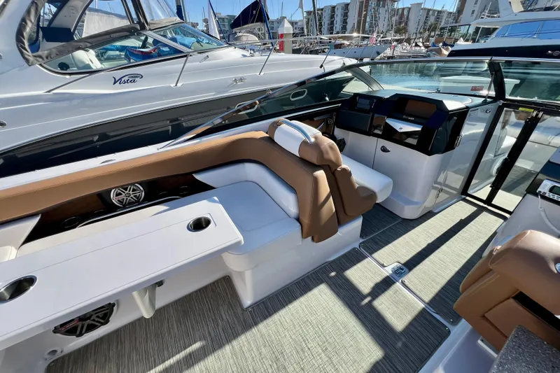  Yacht Photos Pics 2019 Four Winns Horizon H290 boat interior with seating and control panel.
