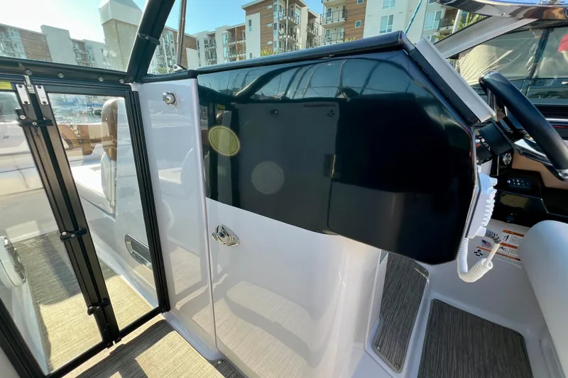  Yacht Photos Pics 2019 Four Winns Horizon H290 boat interior with sleek dashboard and modern design.