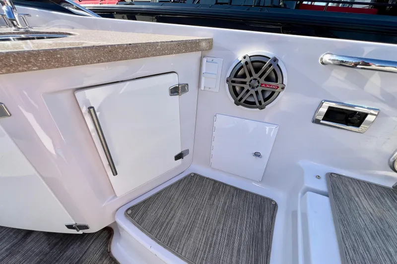  Yacht Photos Pics 2019 Four Winns Horizon H290 boat interior with speaker, storage, and countertop.