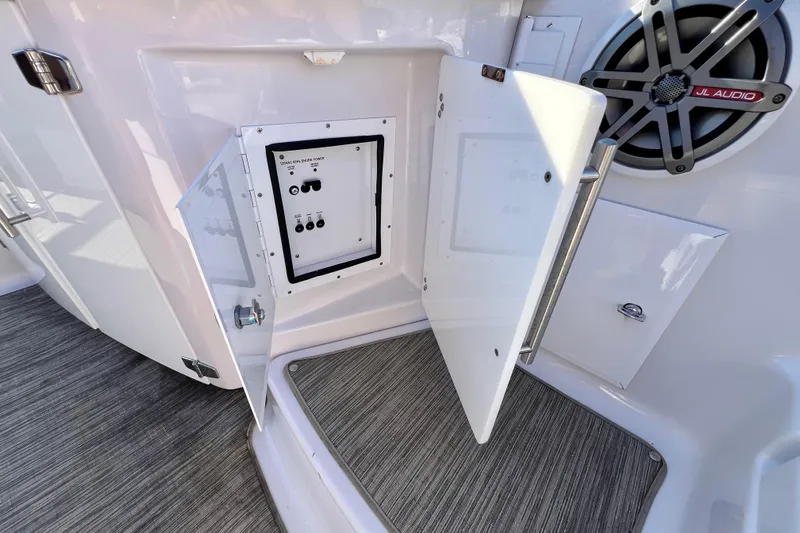  Yacht Photos Pics 2019 Four Winns Horizon H290 boat interior with open control panel and JL Audio speaker.