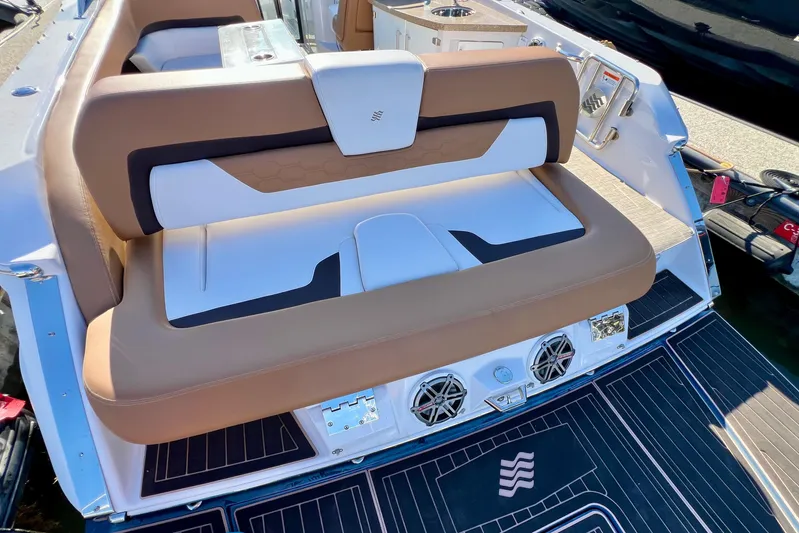  Yacht Photos Pics 2019 Four Winns Horizon H290 boat interior with stylish seating and modern design.