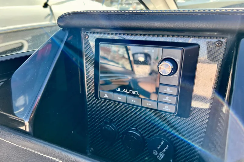  Yacht Photos Pics JL Audio system on 2019 Four Winns Horizon H290 boat dashboard.