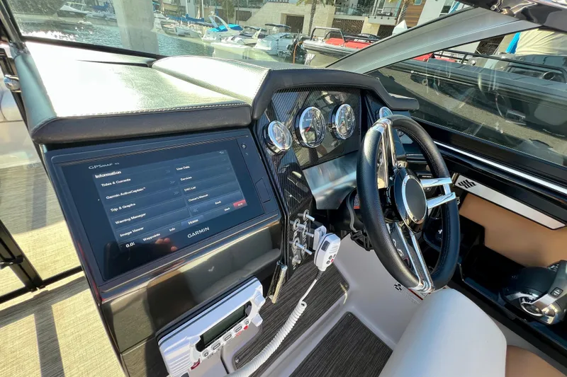  Yacht Photos Pics 2019 Four Winns Horizon H290 boat dashboard with Garmin GPS and modern controls.