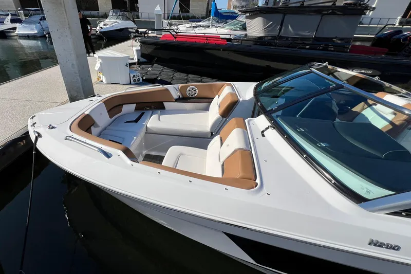  Yacht Photos Pics 2019 Four Winns Horizon H290 boat docked, featuring sleek design and spacious seating.