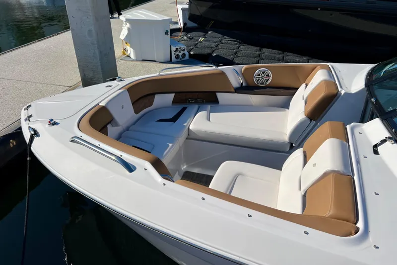  Yacht Photos Pics 2019 Four Winns Horizon H290 boat with spacious seating and modern design.