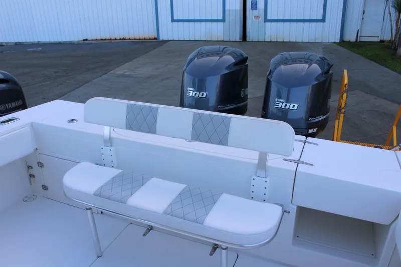  Yacht Photos Pics 1998 Venture 34 Open boat with Yamaha 300 engines and cushioned seating.