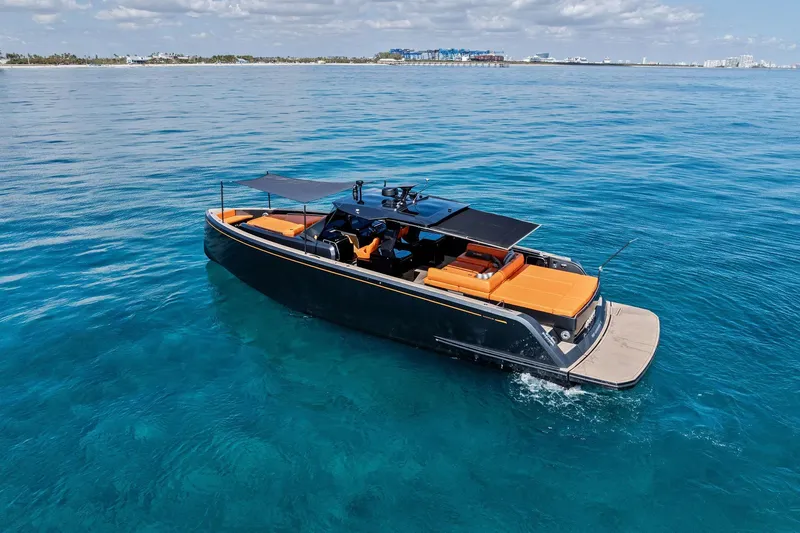 La Do&ntilde;a Yacht Photos Pics Luxury 2023 Pardo Yachts 50 cruising on clear blue ocean waters.