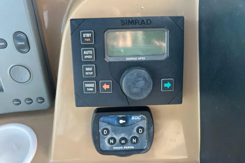 Ne Sea Yacht Photos Pics Control panel of a 2004 Carver 466 MY with Simrad AP22 autopilot system.