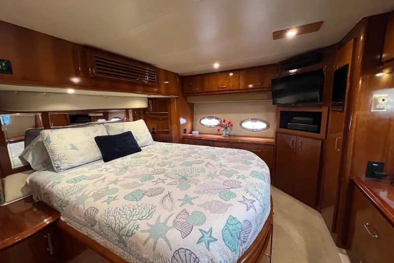 Ne Sea Yacht Photos Pics Luxurious 2004 Carver 466 MY yacht bedroom with elegant wood finish and cozy bedding.