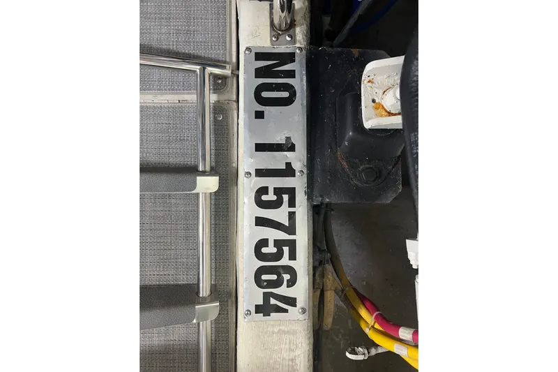 Ne Sea Yacht Photos Pics 2004 Carver 466 Motor Yacht with registration number 1157564 displayed on metal plate.