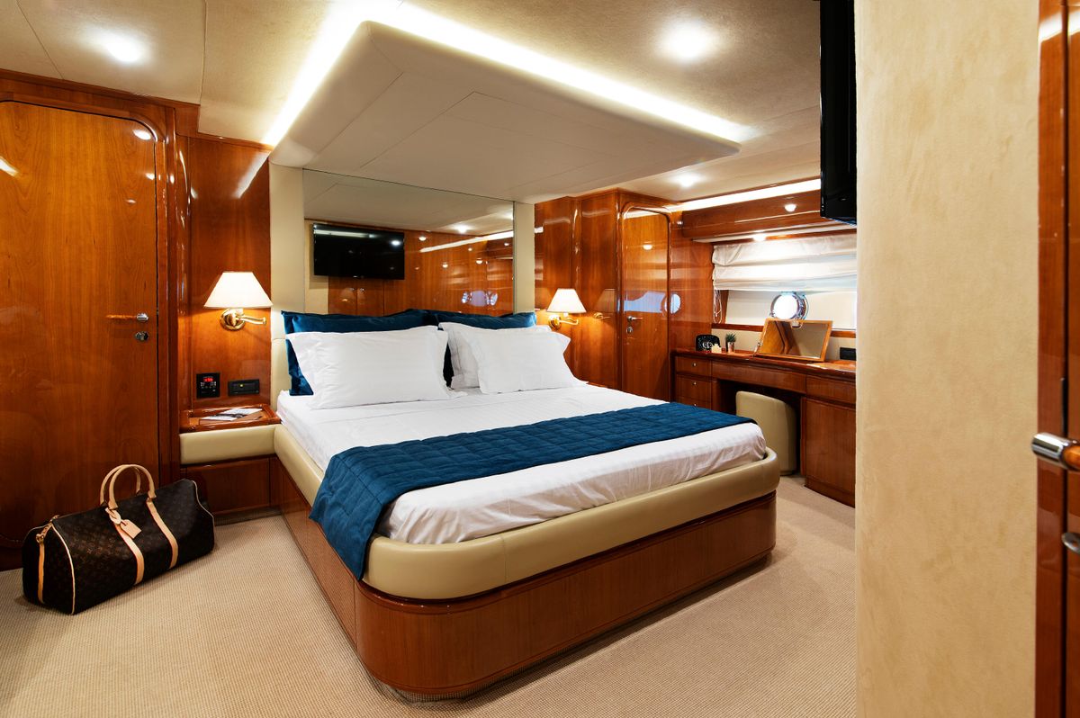 2003 Ferretti Yachts 76 