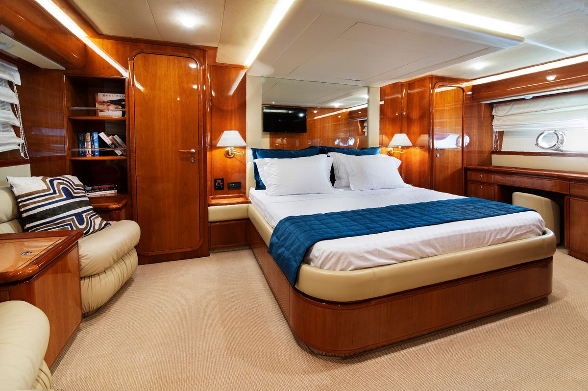 2003 Ferretti Yachts 76 