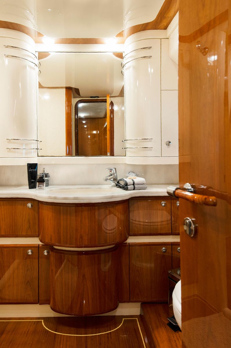 2003 Ferretti Yachts 76 