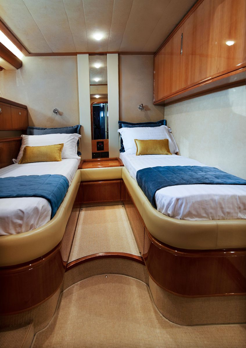 2003 Ferretti Yachts 76 