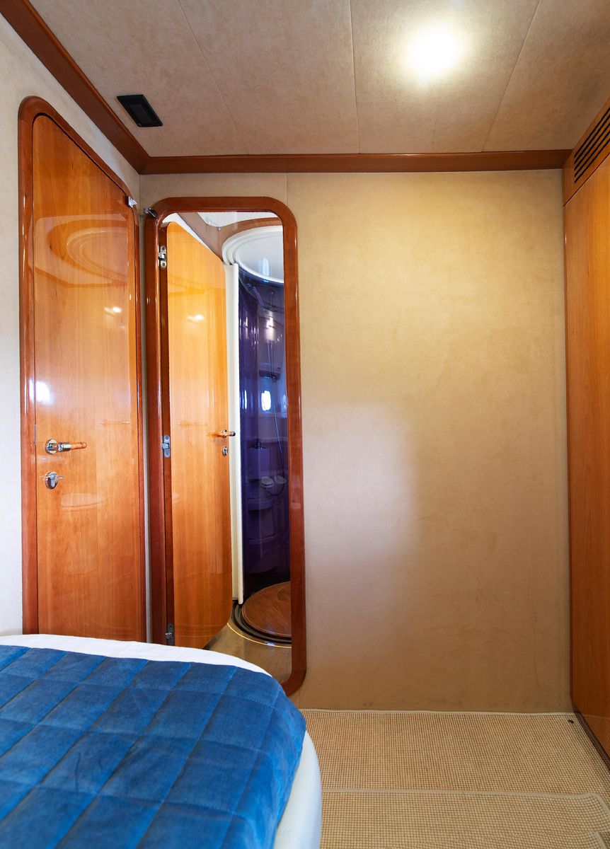 2003 Ferretti Yachts 76 