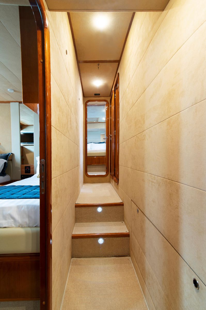 2003 Ferretti Yachts 76 
