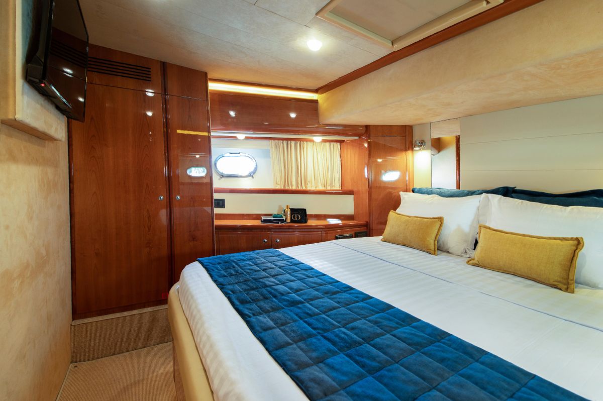 2003 Ferretti Yachts 76 