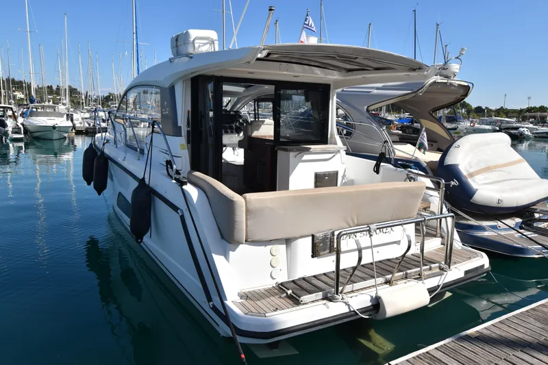 Indian Summer Yacht Photos Pics 2016 Sealine C330 with spacious open plan rear cockpit, perfect for entertaining.